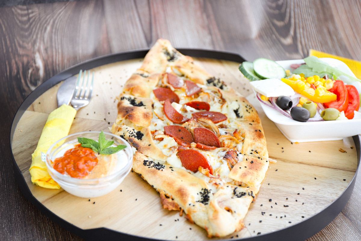 Sucuk Pide mit Salat von Malatya